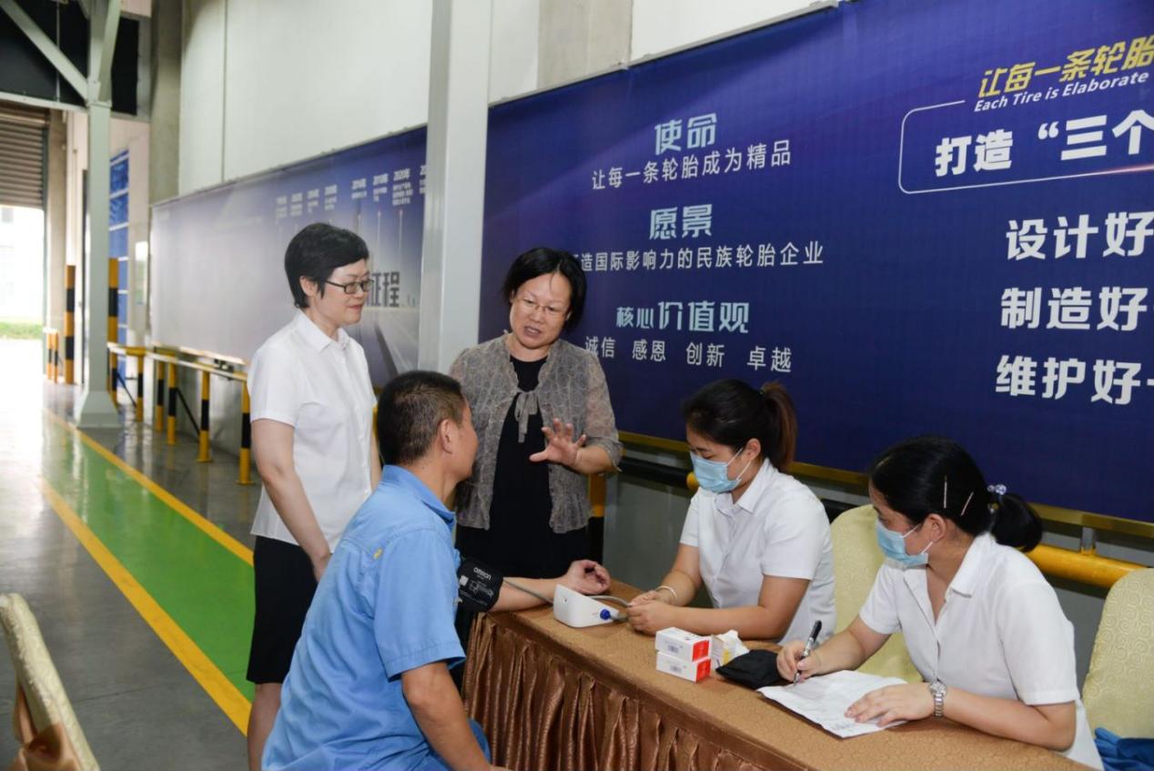 锡山区总工会慰问人生就是博尊龙集团一线职工1